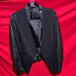 #O 005 size 00 Torrid Black Faux Leather Sleeve Blazer
